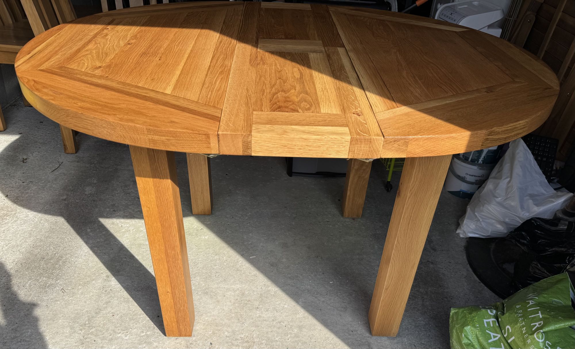 Oak dining table & chairs £380 oto