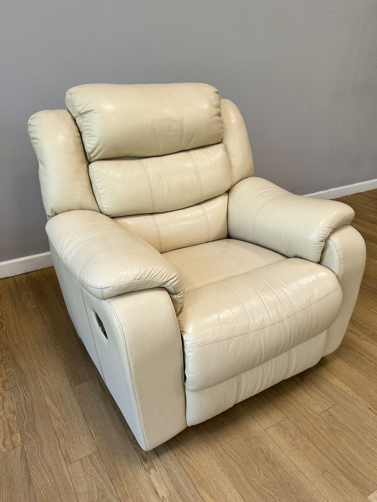 Reclining armchair in leather