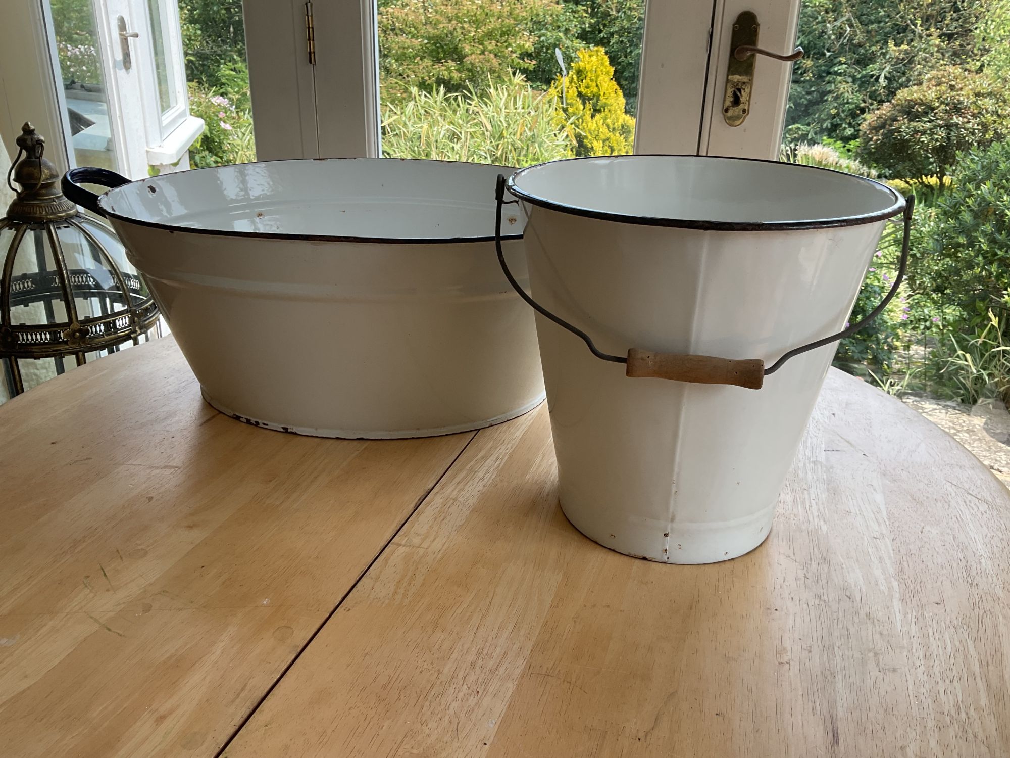 Enamel wash tub and bucket