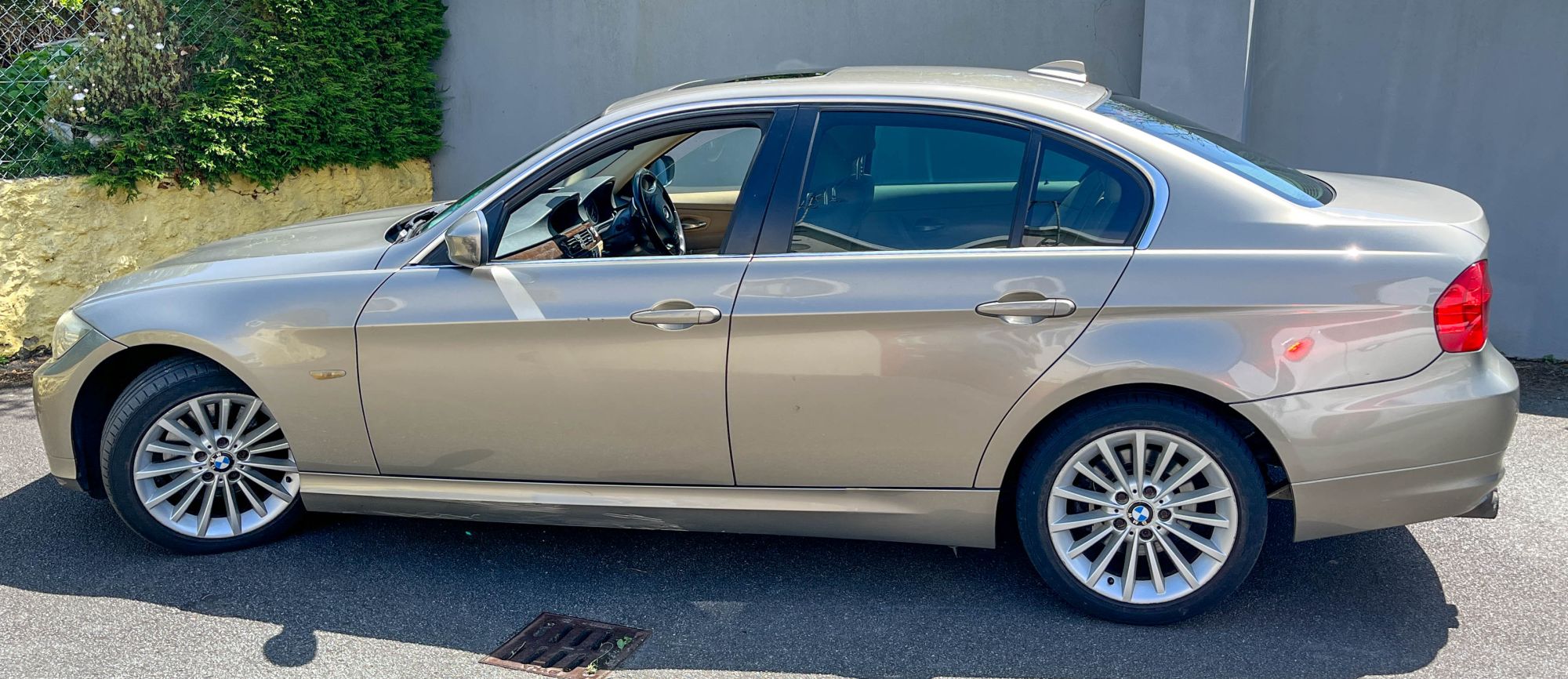 B.M.W. 325i SE	 3 Litre Petrol/Automatic/4 door Saloon