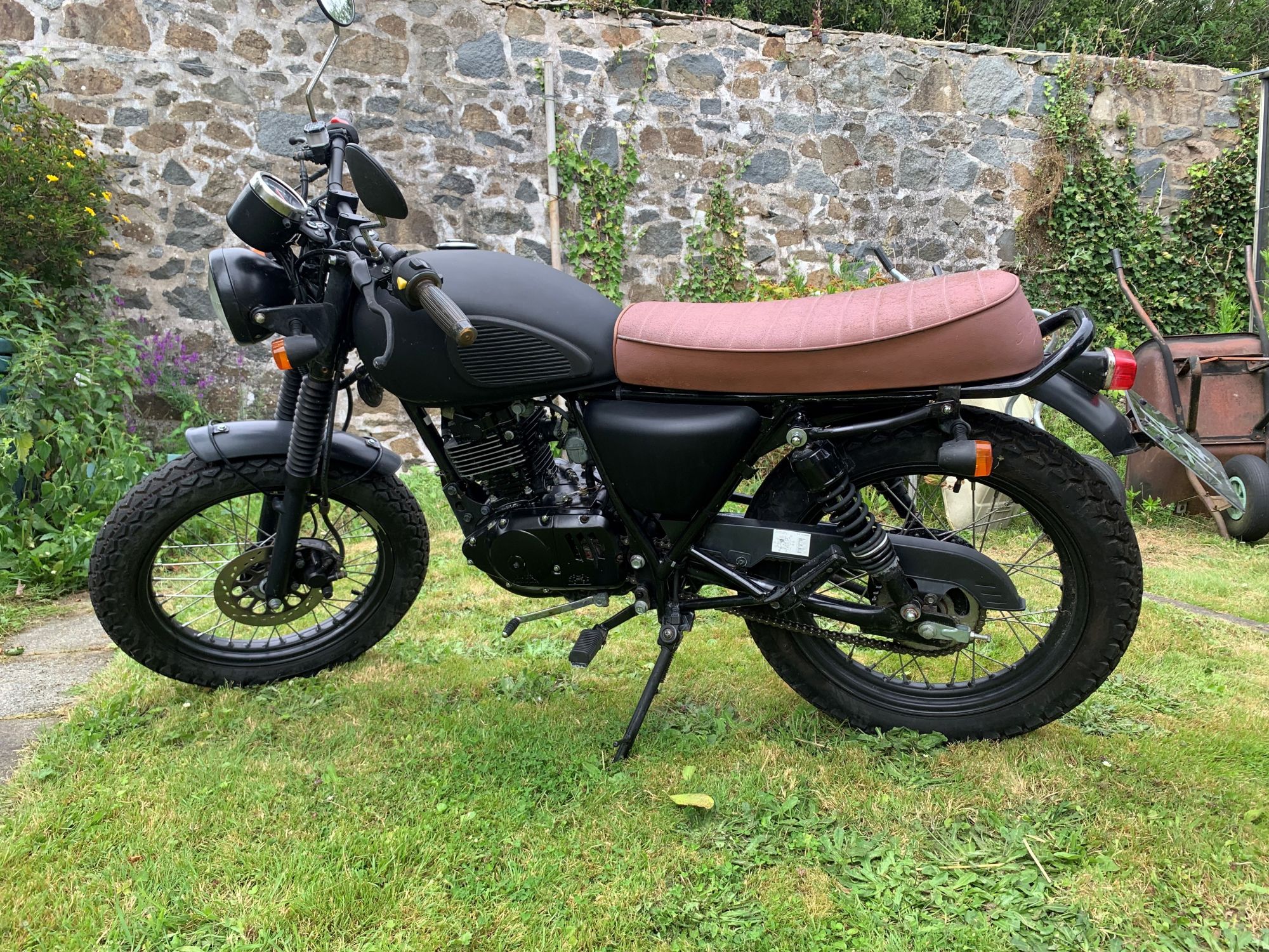 Mutt Mongrel 125