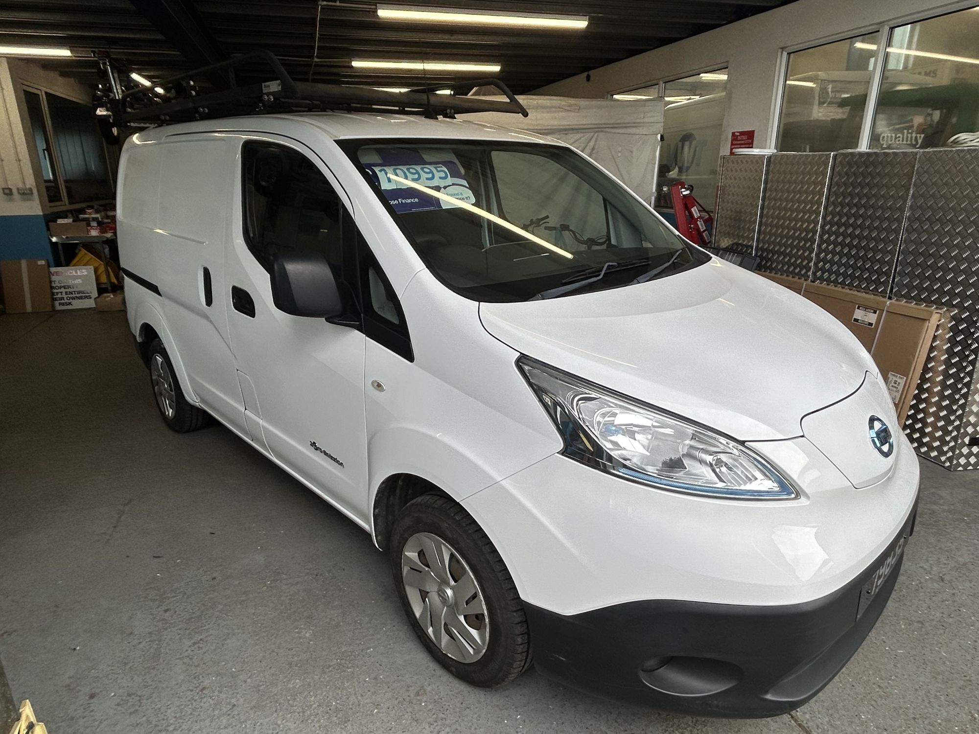 Nissan env200