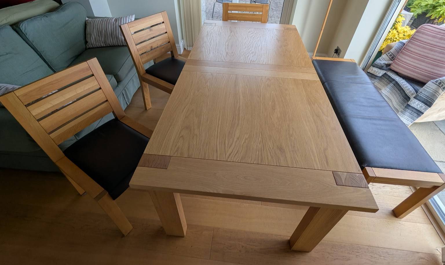 Oak dining table (extendable)