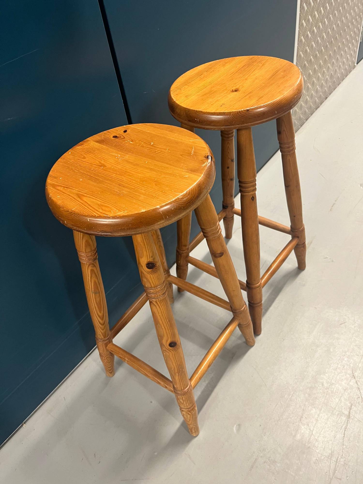 Pine Chest & 2 Wooden Stools