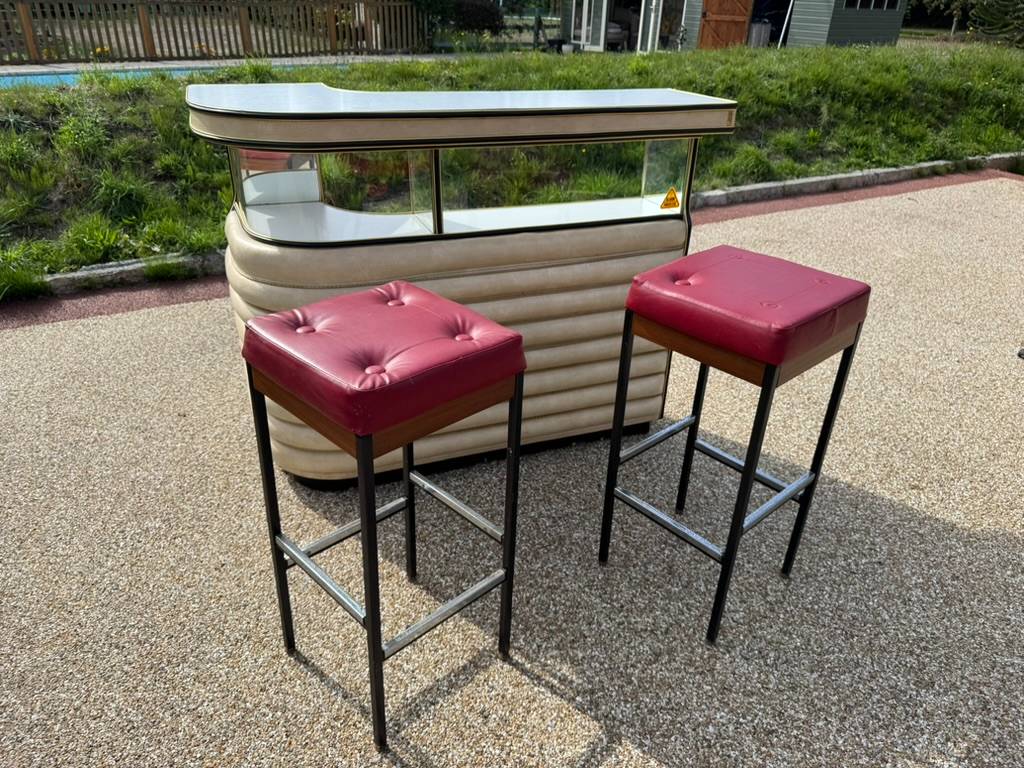 Art Deco Retro Bar with Stools
