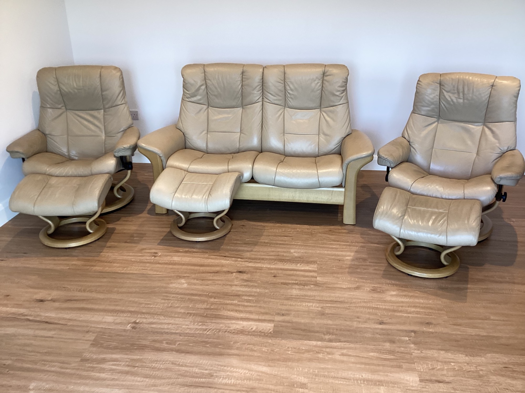 Stressless leather suite