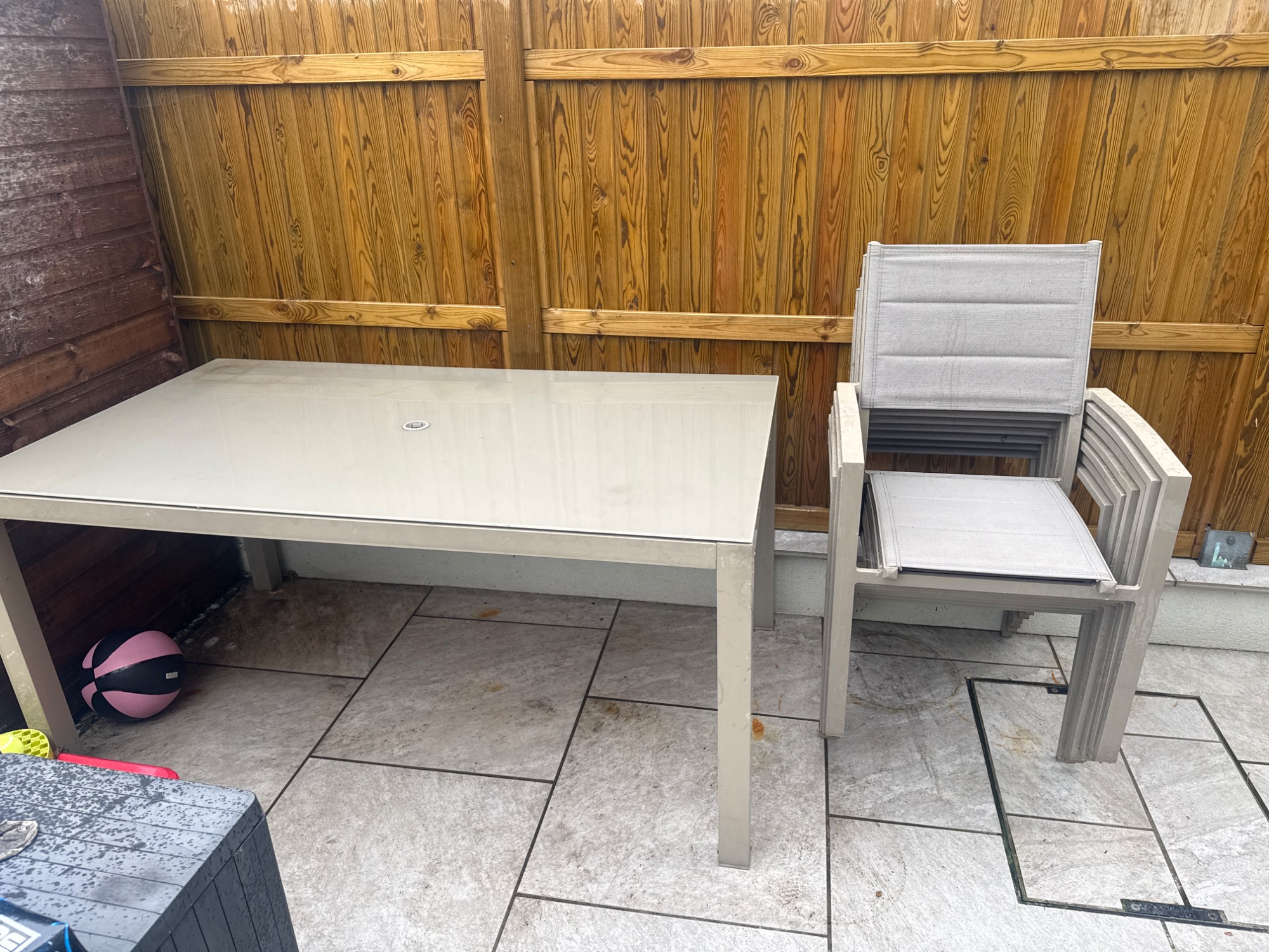 Outdoor table and 7 chairs