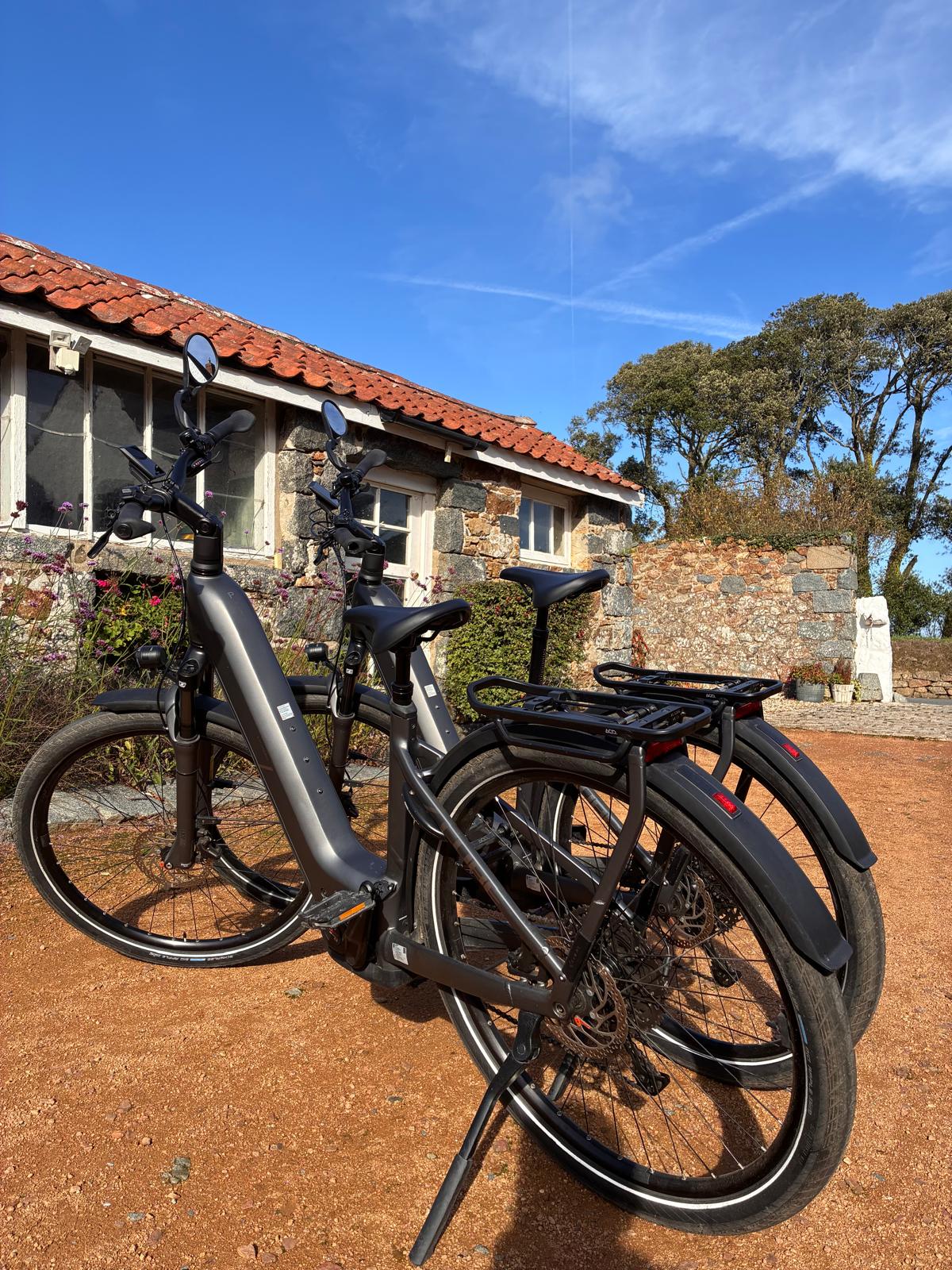 2 × CUBE Kathmandu Hybrid Pro 800 E-Bikes