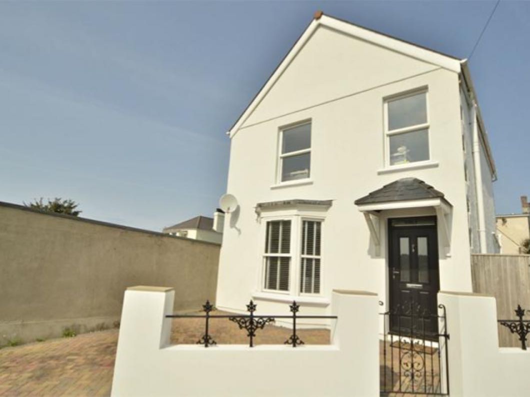 Detached 4 bed house with enclosed garden and parking for 2 cars